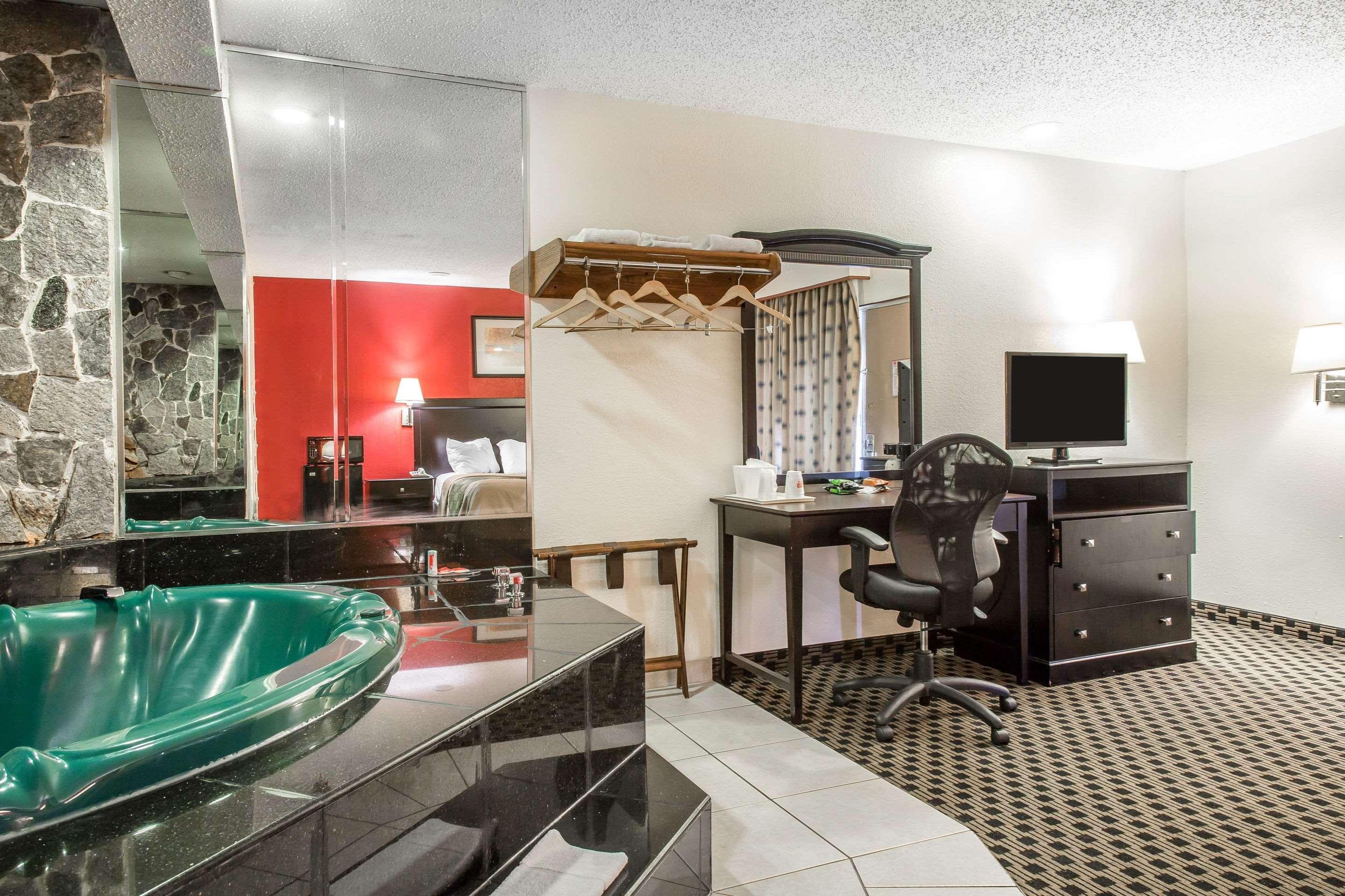 Econo Lodge West Haven Eksteriør billede
